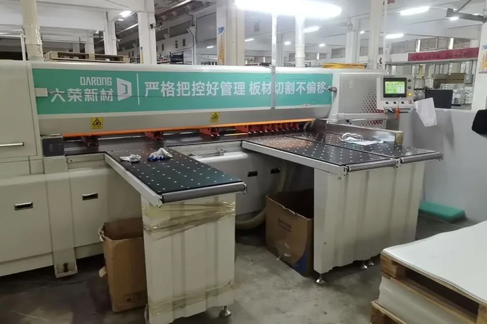 Acrylic sheet cutting machine for custom size manufacturing